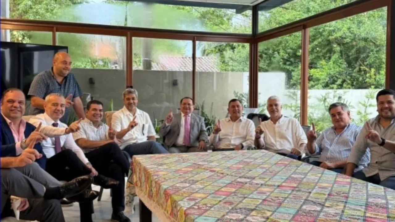 Dirigentes colorados, incluidos Mario Abdo Benítez y Hugo Velázquez, reunidos alrededor de una mesa.