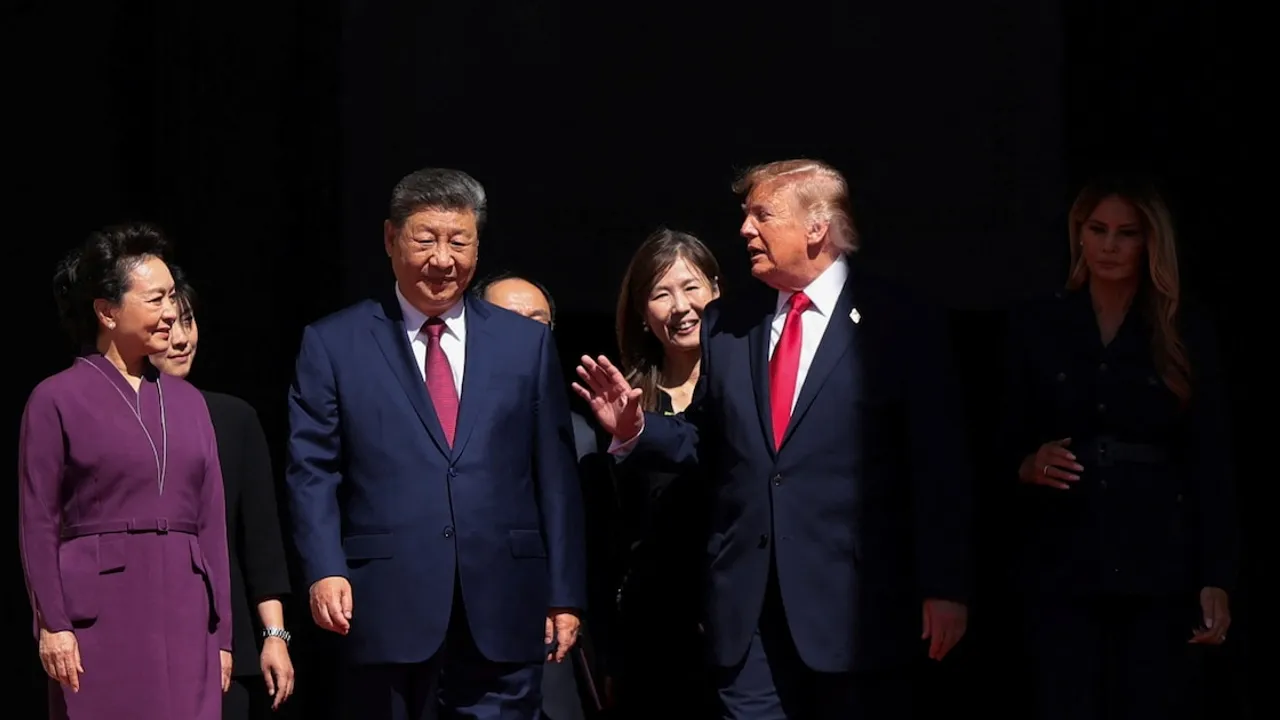 Donald Trump, Xi Jinping, Melania Trump y Peng Liyuan caminan juntos al aire libre frente a una comitiva oficial.