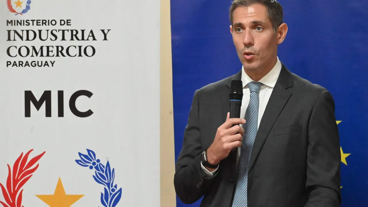 Marco Riquelme habla ante un micrófono durante una conferencia institucional del Ministerio de Industria y Comercio