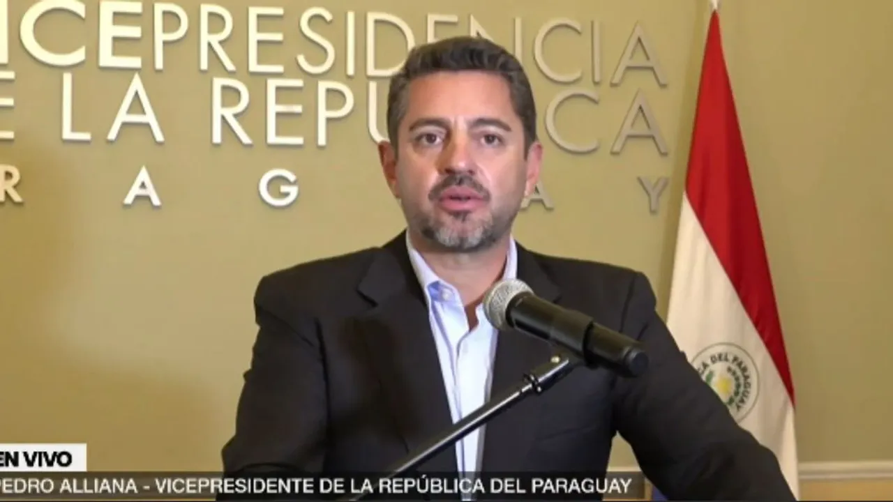 Pedro Alliana habla frente a un micrófono en una conferencia de prensa en la Vicepresidencia.