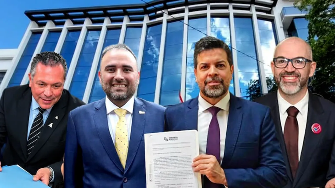 Hombres de traje posan sosteniendo un documento frente al edificio del Consejo de la Magistratura en un día soleado.