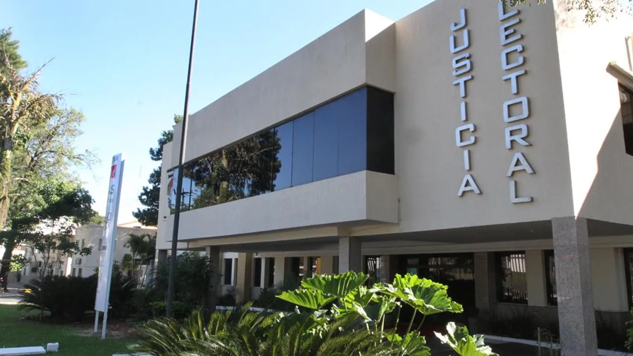 Fachada moderna del edificio de la Justicia Electoral con letras metálicas en la entrada