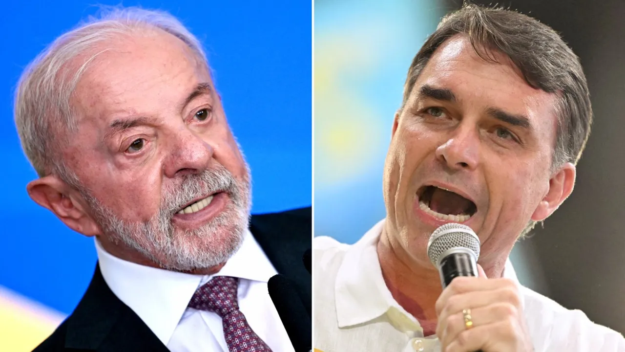 Primer plano de Luiz Inácio Lula da Silva a la izquierda y Flávio Bolsonaro hablando con un micrófono a la derecha.