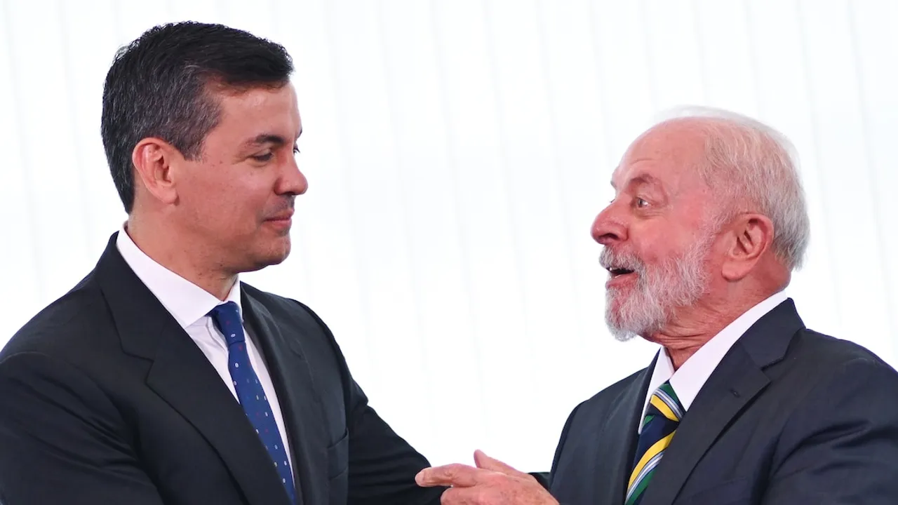 Santiago Peña y Lula da Silva conversan vestidos de traje durante un encuentro oficial en una sala institucional.