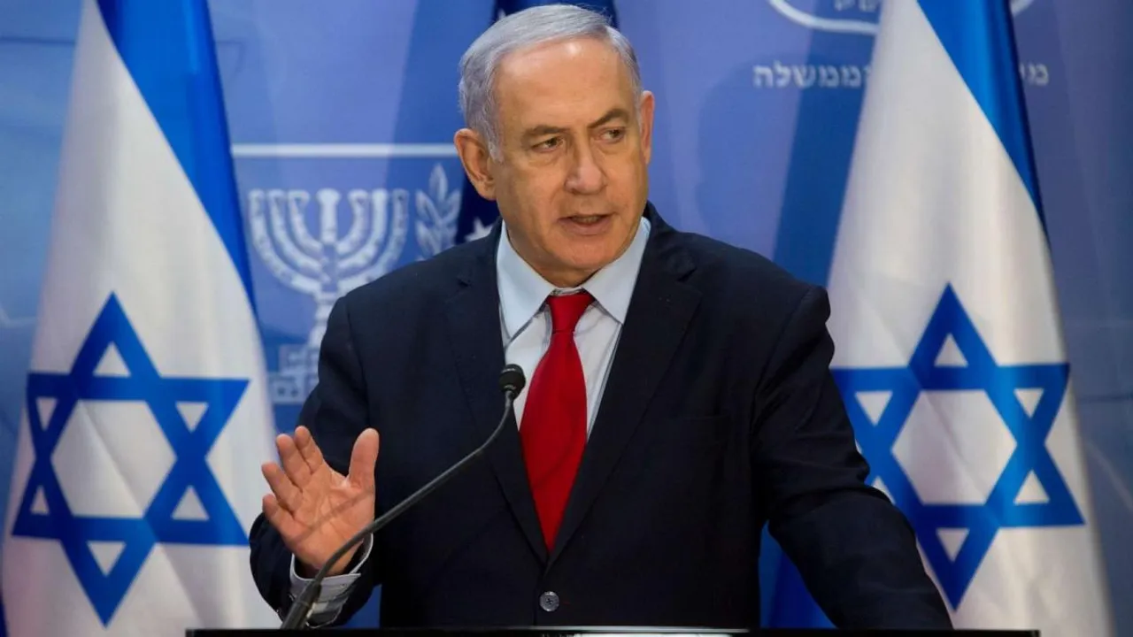 Benjamín Netanyahu habla ante un atril con micrófono frente a dos banderas de Israel y el escudo nacional.