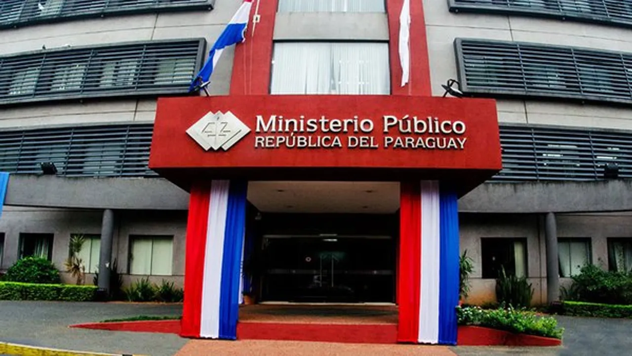 Fachada del edificio del Ministerio Público de Paraguay adornada con los colores de la bandera nacional.