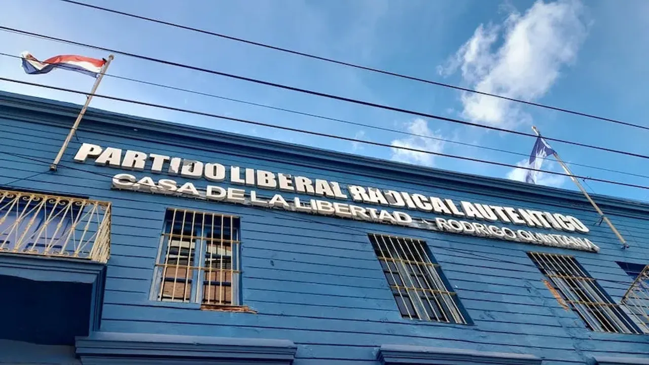 Fachada azul de la sede del Partido Liberal Radical Auténtico con letras blancas bajo cielo despejado.