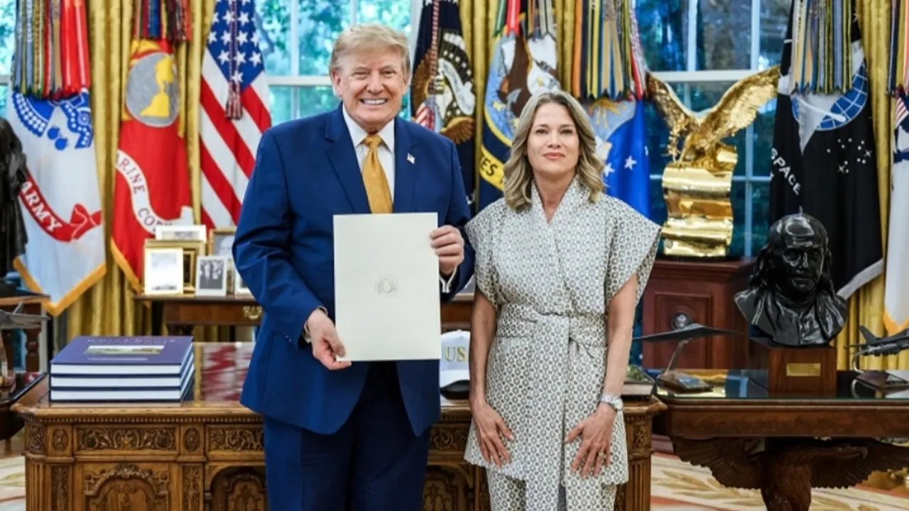 Donald Trump y Estefanía Laterza posan en el Despacho Oval sosteniendo el documento oficial de acreditación.