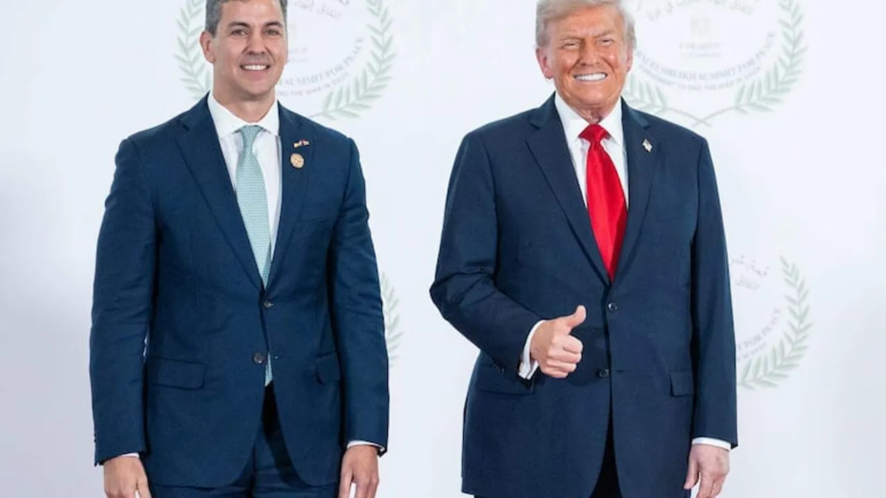 Santiago Peña y Donald Trump posan sonrientes en trajes oscuros mientras el mandatario estadounidense levanta el pulgar.