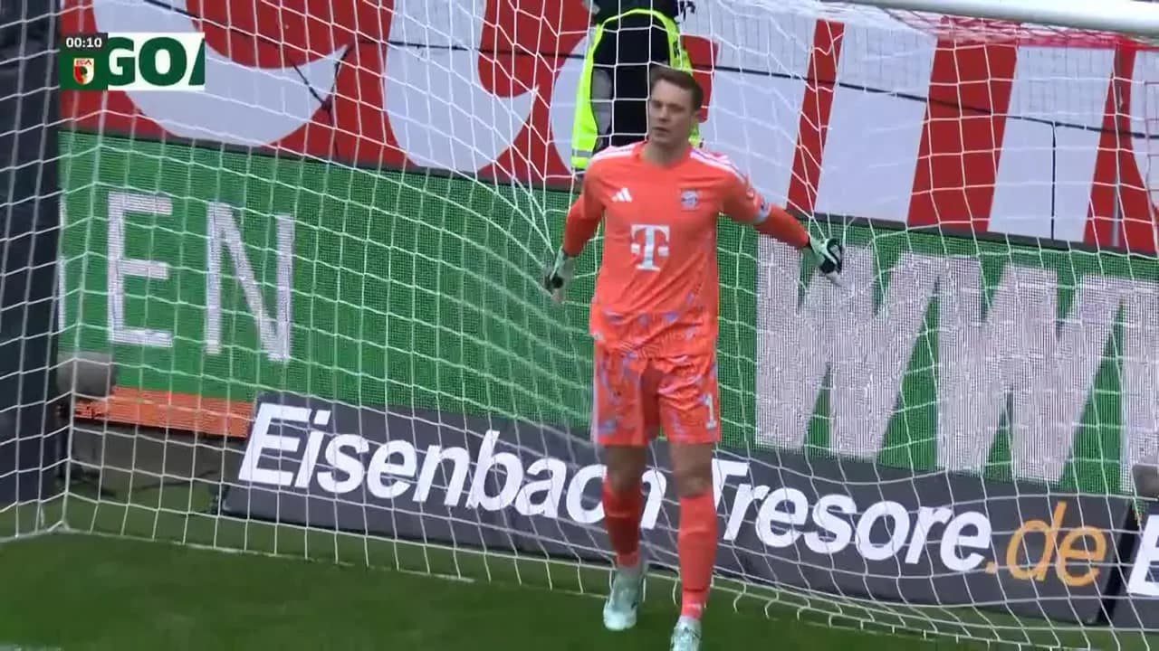 Manuel Neuer dentro del arco con uniforme naranja mirando hacia adelante tras recibir un tanto.
