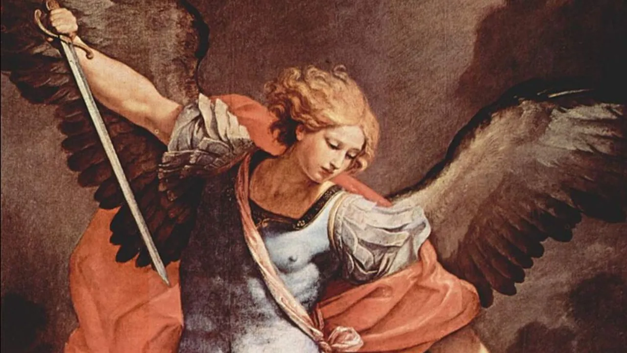 Pintura clásica del arcángel San Miguel con alas extendidas, armadura y empuñando una espada hacia arriba.