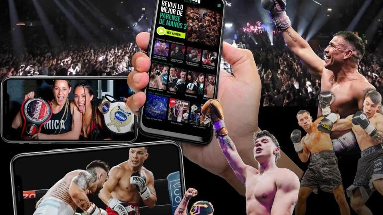 Mano sosteniendo un teléfono con app de combates rodeada de boxeadores festejando y en el cuadrilátero.