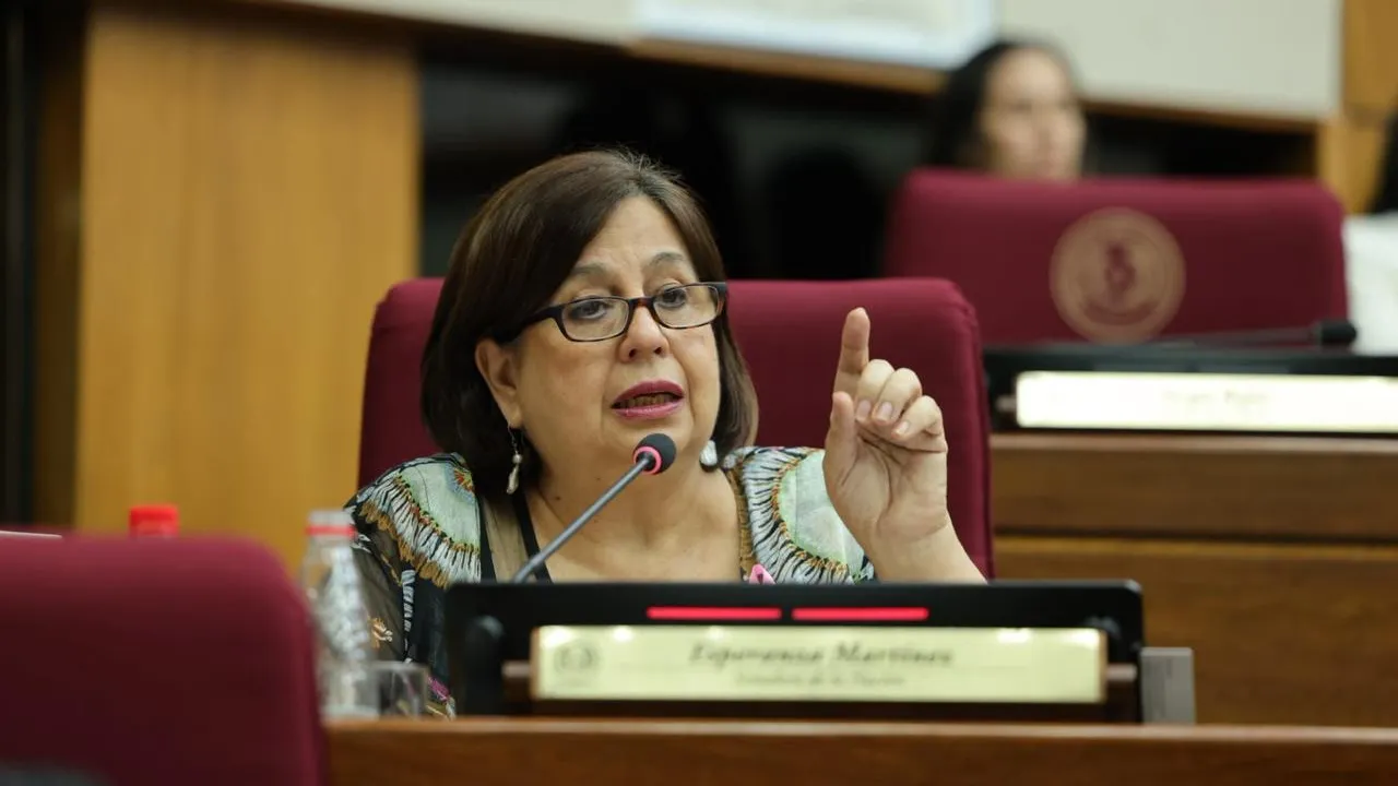 Esperanza Martínez con lentes y micrófono interviene sentada en su banca de la Cámara de Senadores