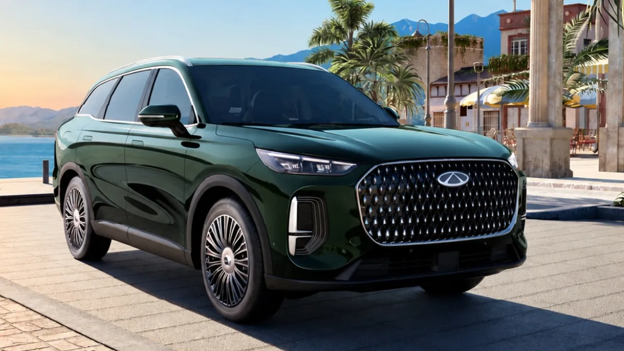 Camioneta SUV Chery de color verde oscuro estacionada frente a un paseo costero y edificios mediterráneos