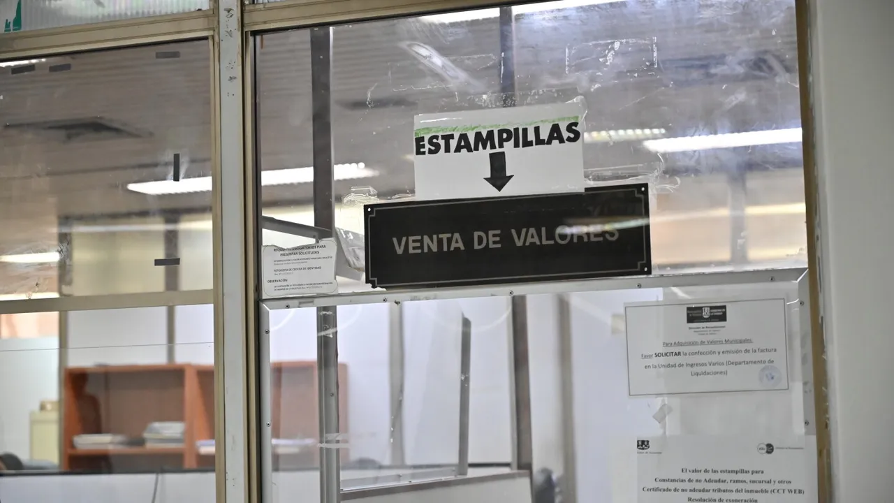 Ventanilla de venta de valores con letrero que dice estampillas en oficina de la Municipalidad de Asunción