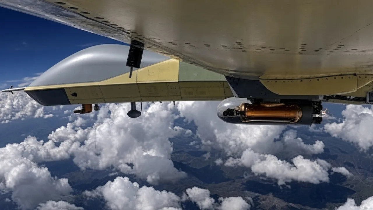 Dispositivo instalado bajo el ala de una aeronave mientras sobrevuela densas nubes blancas en el cielo.