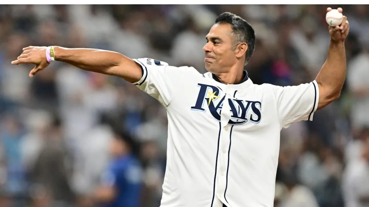 Carlos Peña con la camiseta de los Rays de Tampa Bay se prepara para lanzar una pelota de béisbol