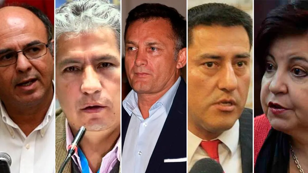 Cinco retratos individuales de perfil y de frente correspondientes a cuatro hombres y una mujer, ordenados en recuadros contiguos.