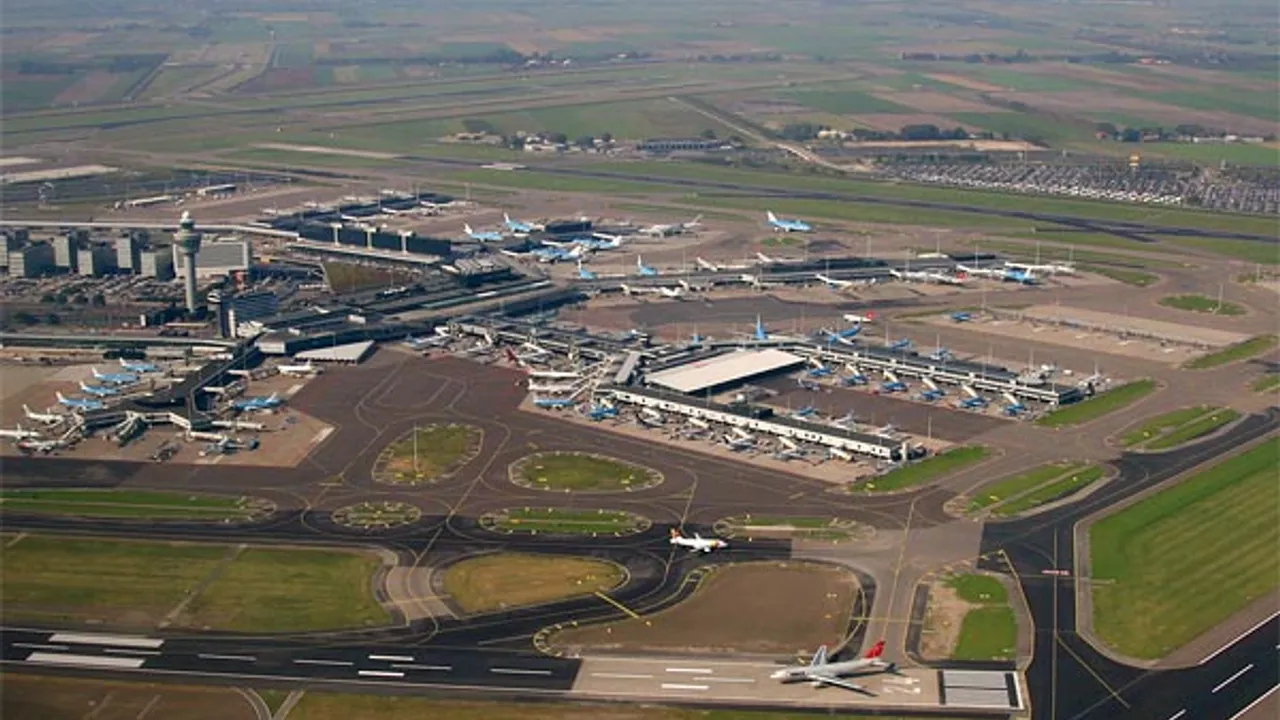 Vista aérea general del aeropuerto de Schiphol con terminales, pistas de aterrizaje y aviones en plataforma