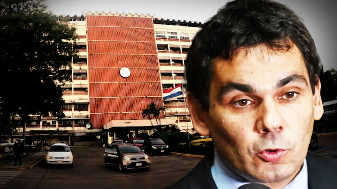 Hombre hablando ante micrófonos con el edificio central del Instituto de Previsión Social de fondo en Asunción.