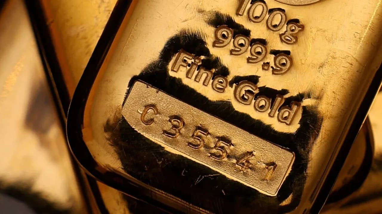 Lingote de oro fino con grabado de pureza de novecientos noventa y nueve y número de serie metálico