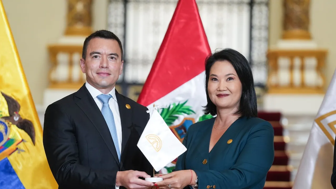 Daniel Noboa y Keiko Fujimori sostienen un emblema oficial junto a las banderas de Ecuador y Perú en Lima.