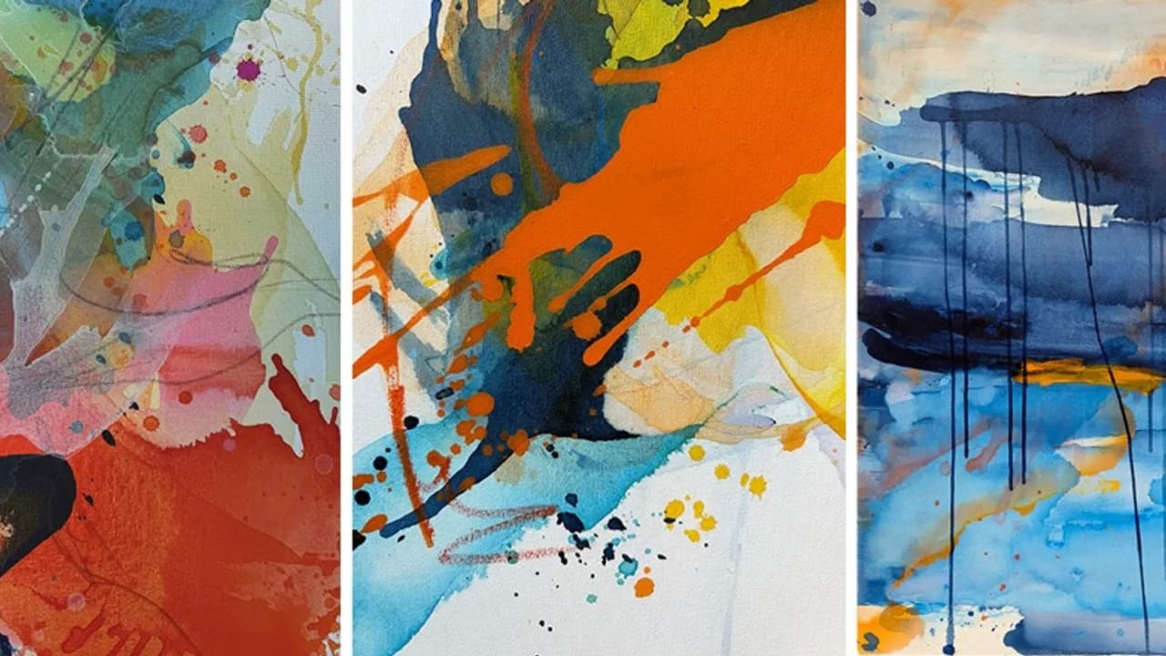 Tríptico de pinturas abstractas con salpicaduras y manchas fluidas en tonos naranja, azul, rojo y amarillo.
