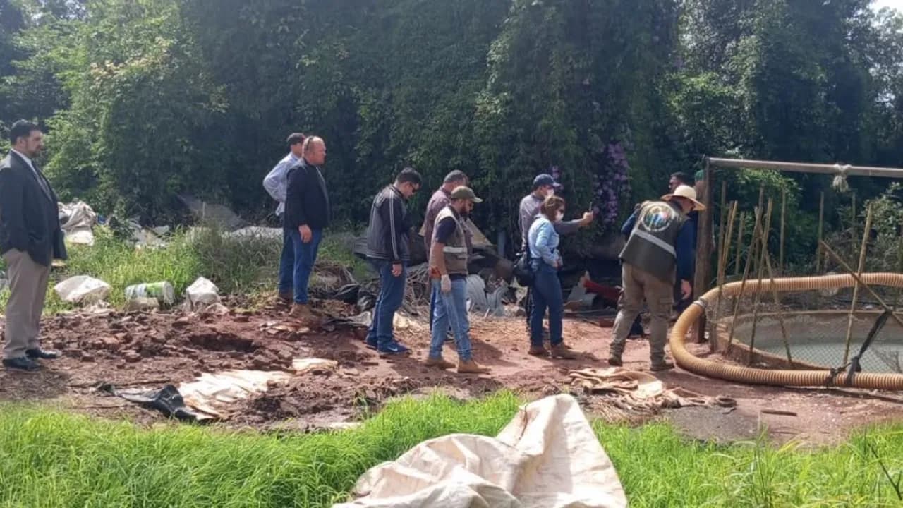 Fiscales y técnicos ambientales inspeccionan un terreno rural con caños y residuos en Paso Yobái