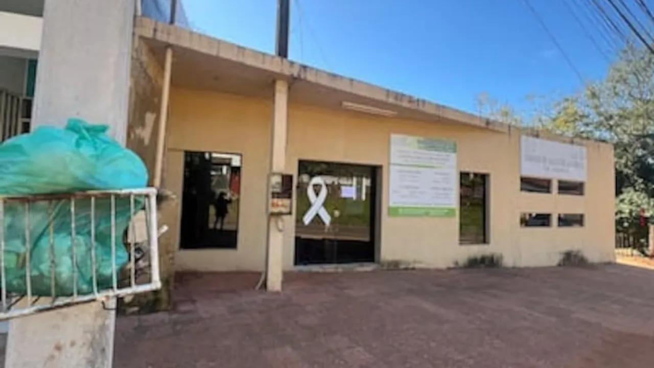 Fachada del edificio de la Unidad de Salud de la Familia en Cabañas con cartel informativo exterior.