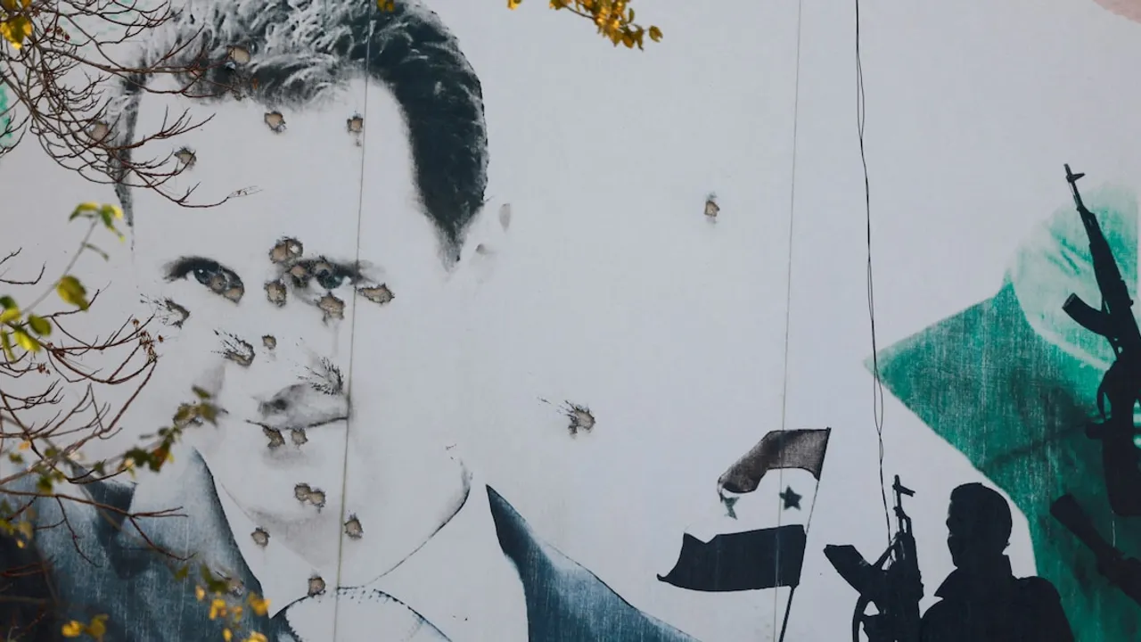 Mural de un hombre con orificios de bala junto a siluetas de combatientes armados y una bandera rebelde sobre una pared.