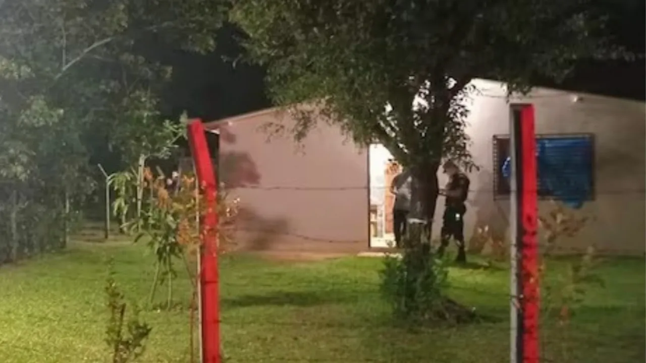Agentes policiales custodian una vivienda rural durante la noche en la compañía Jhugua Ñaro.