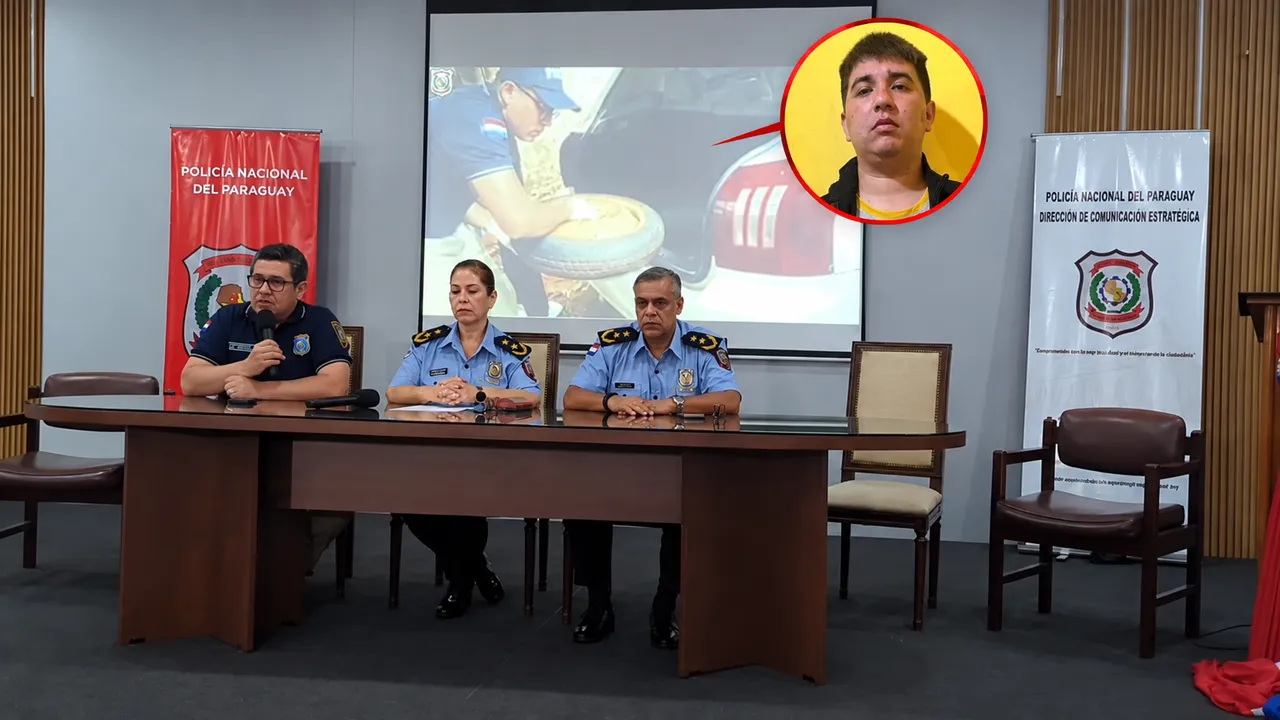 Tres jefes policiales en conferencia de prensa frente a una pantalla con imágenes del operativo.
