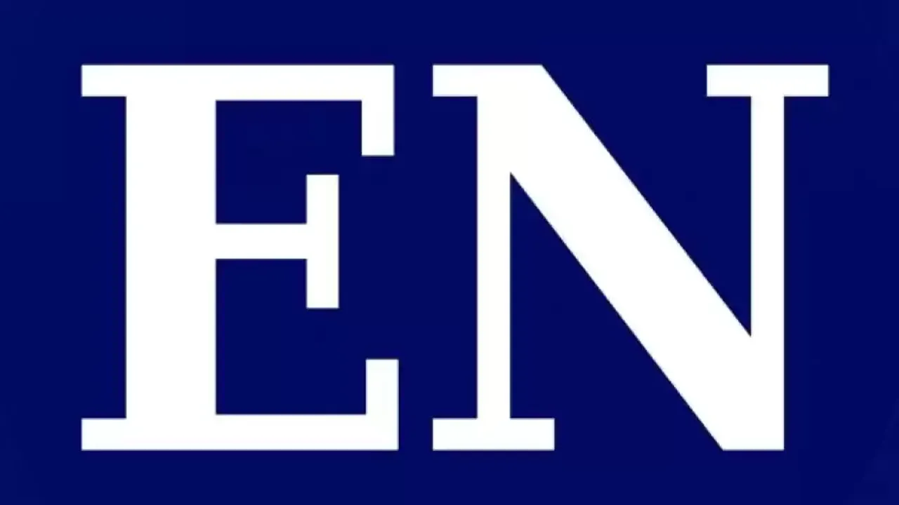 Letras mayúsculas EN de color blanco sobre un fondo completamente azul marino de corte institucional