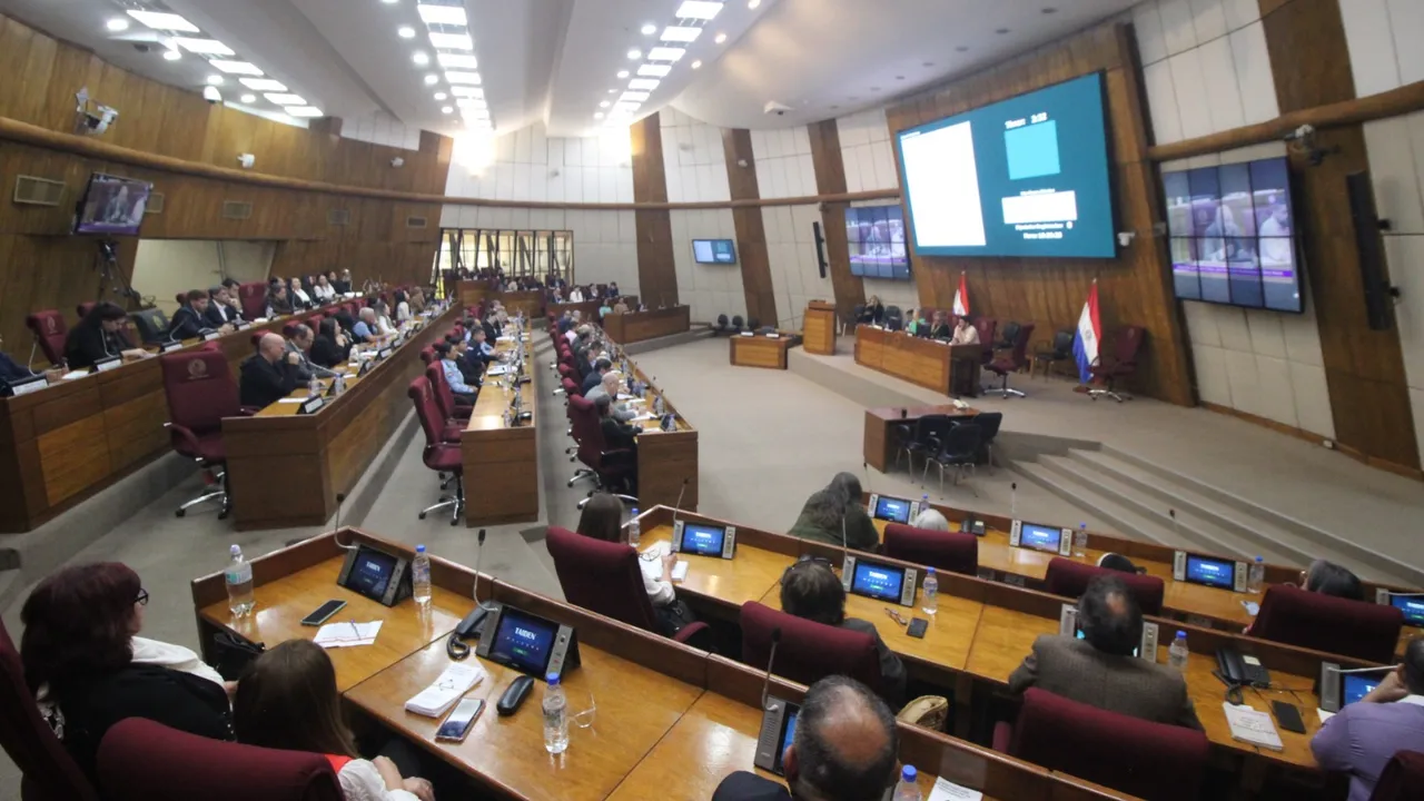 Sala de sesiones de la Cámara de Diputados de Paraguay con legisladores reunidos en sus bancas.