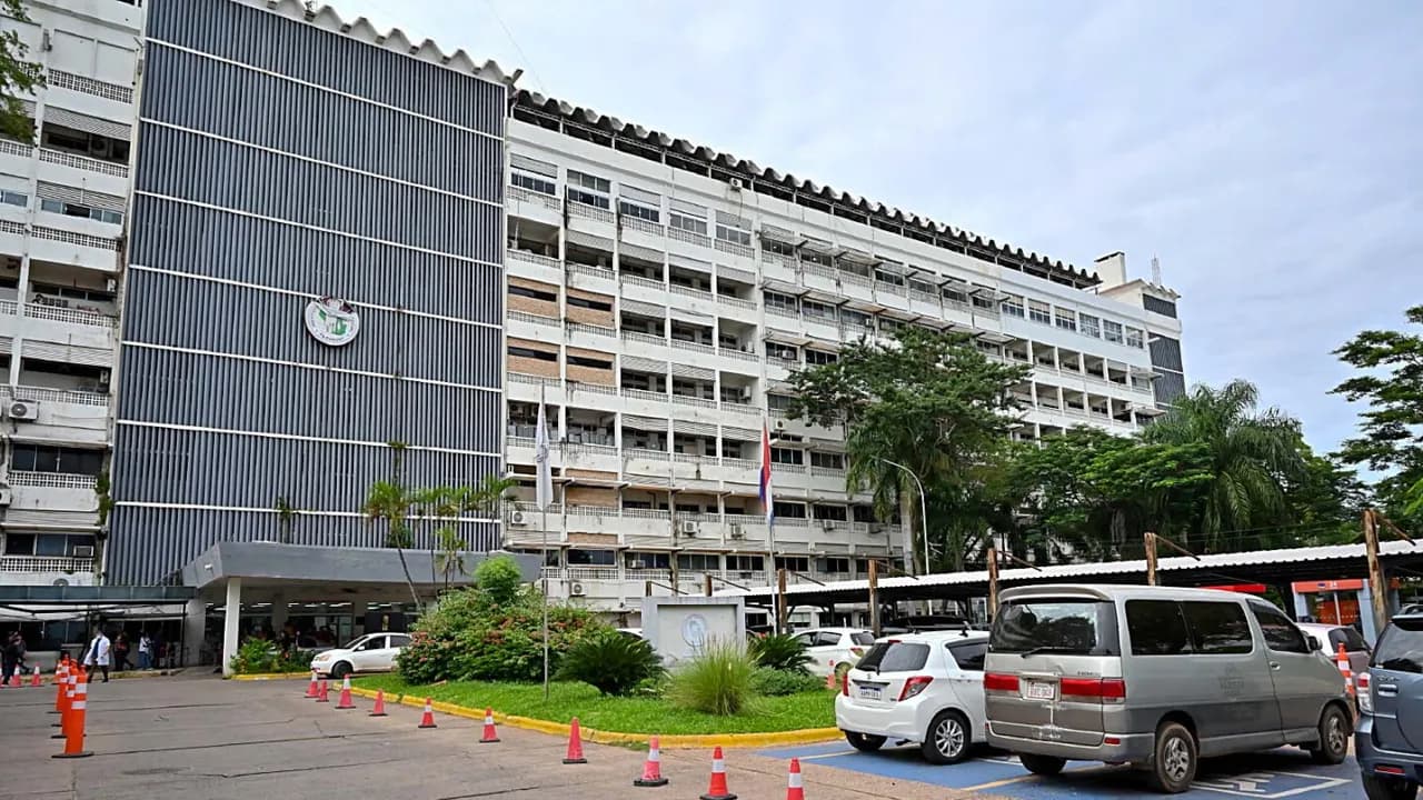 Fachada del Hospital Central del Instituto de Previsión Social con vehículos estacionados en Asunción.