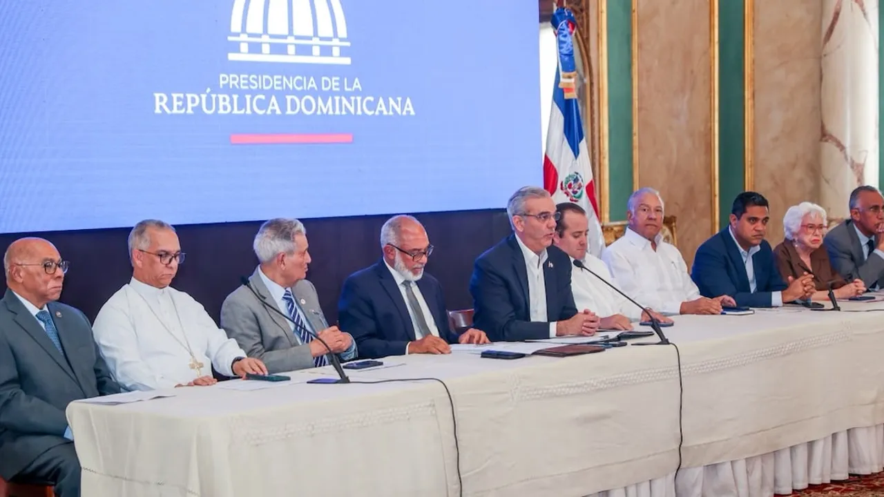 Autoridades dominicanas encabezadas por el presidente sentadas frente a micrófonos en una conferencia de prensa institucional.