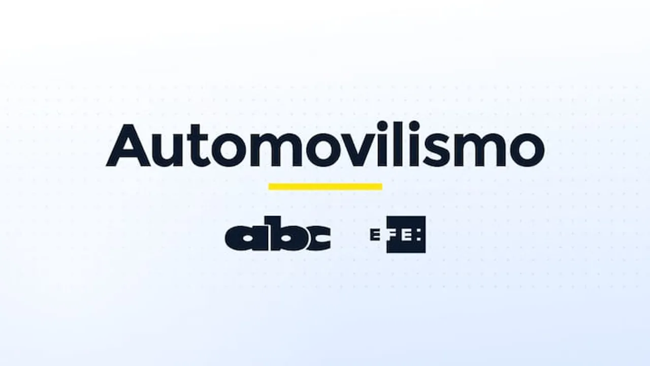 Letras mayúsculas con la palabra Automovilismo centradas sobre fondo blanco con logotipos de prensa