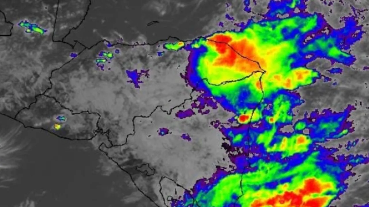 Mapa satelital meteorológico con áreas coloreadas en rojo, verde y azul que muestran nubosidad sobre Centroamérica.
