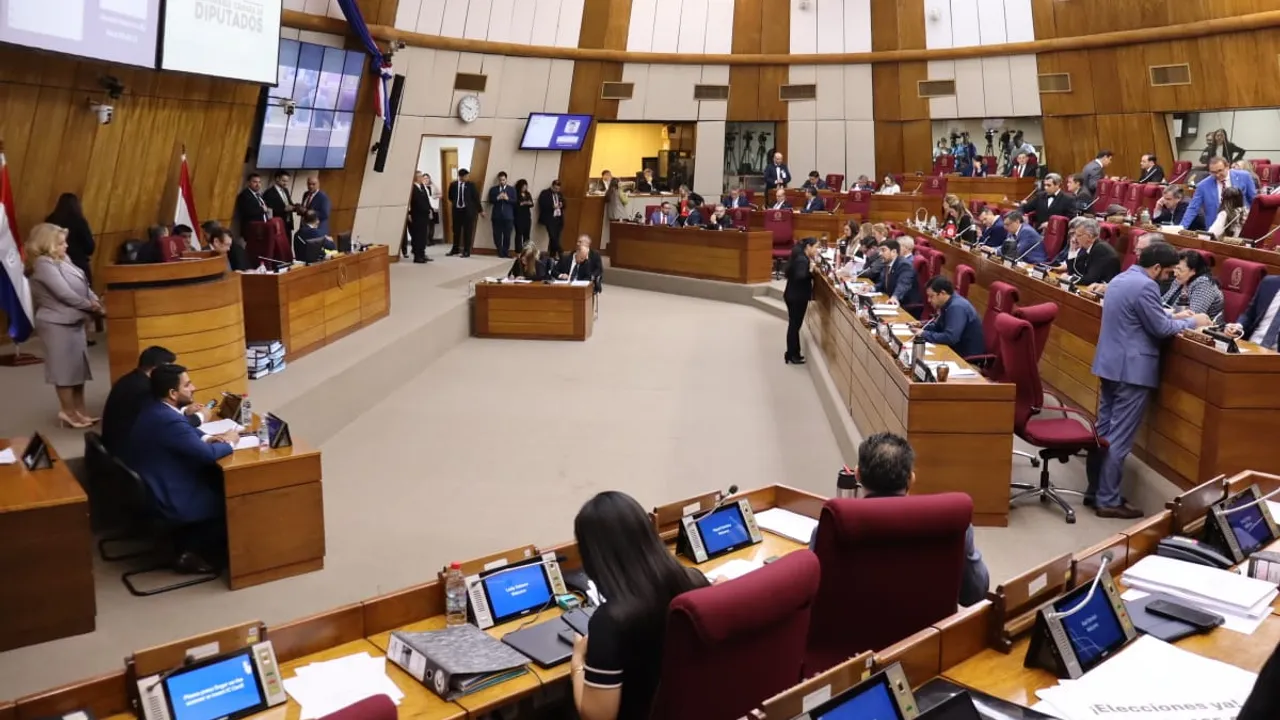 Sesión de legisladores en el hemiciclo de la Cámara de Diputados de Paraguay debatiendo proyectos de ley.