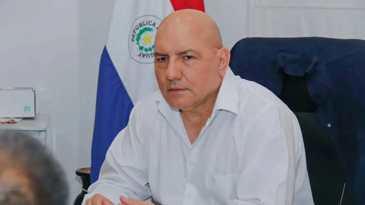 Óscar Pereira, comisario general retirado, sentado en una oficina frente a una bandera paraguaya.