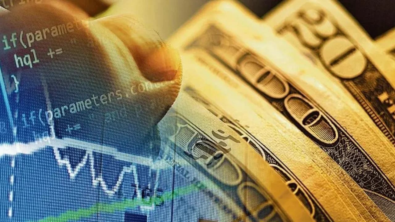 Billetes de dólares estadounidenses superpuestos con gráficos financieros y líneas de código de programación.