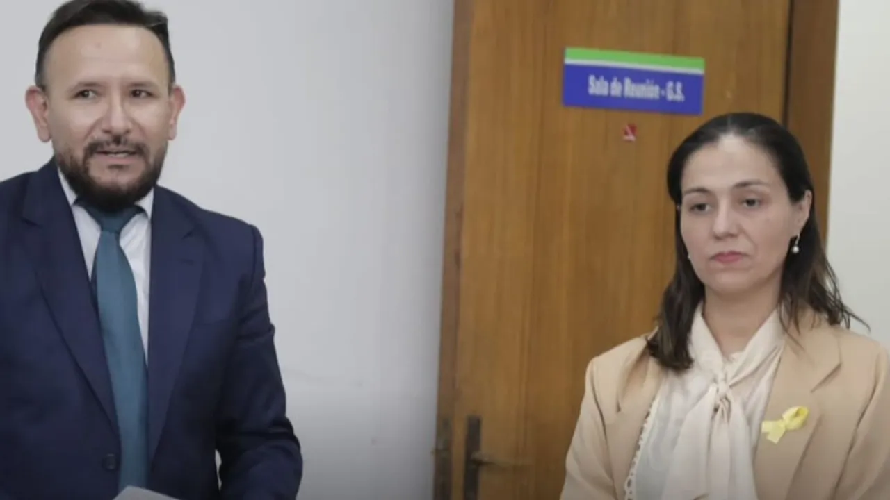 Derlis León e Irene Benítez participan del acto administrativo frente a la sala de reuniones de la previsional.