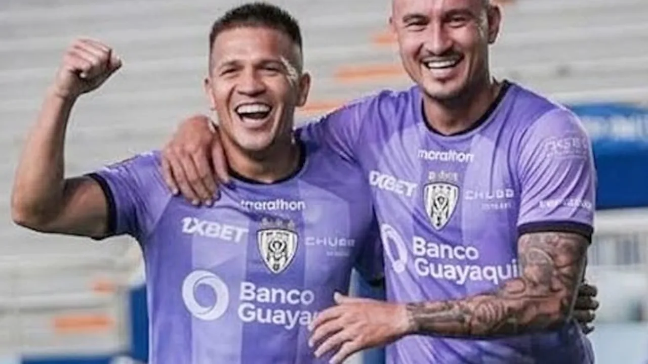 Hugo Quintana y Carlos González sonríen y celebran abrazados con la camiseta morada de su club.