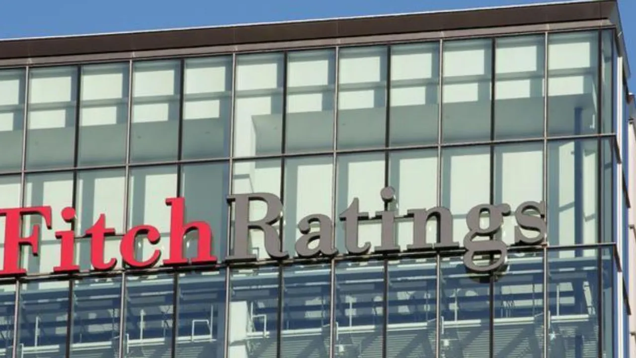 Letras corporativas de Fitch Ratings instaladas sobre la fachada vidriada de un edificio moderno.