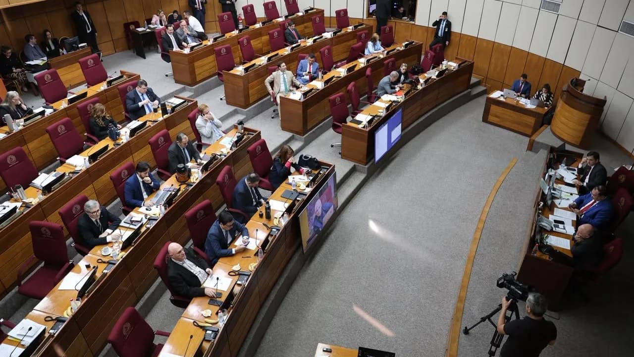 Vista panorámica de la sala de sesiones de la Cámara de Senadores de Paraguay con legisladores ubicados en sus bancas.
