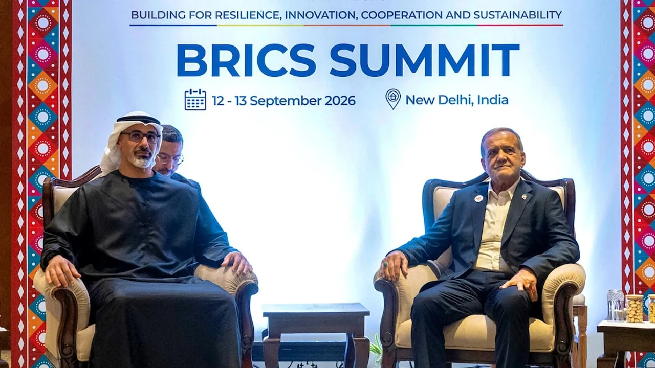 Dos mandatarios dialogan sentados en sillones frente a un cartel de la cumbre de los BRICS en Nueva Delhi