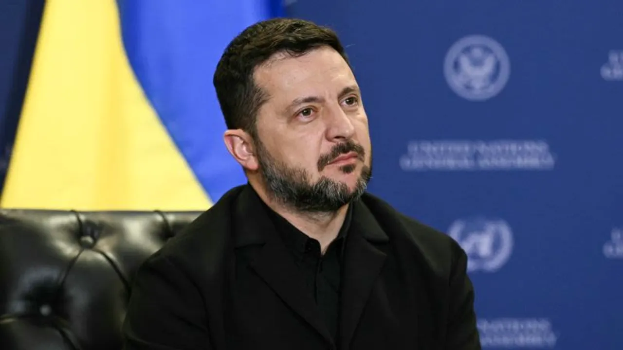 Volodymyr Zelensky sentado en un sillón oscuro durante una conferencia oficial, vestido con camisa negra.