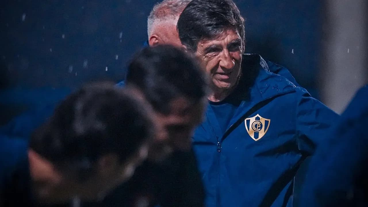 Gustavo Costas con campera deportiva azul oscura que lleva el escudo de Cerro Porteño durante una práctica nocturna.