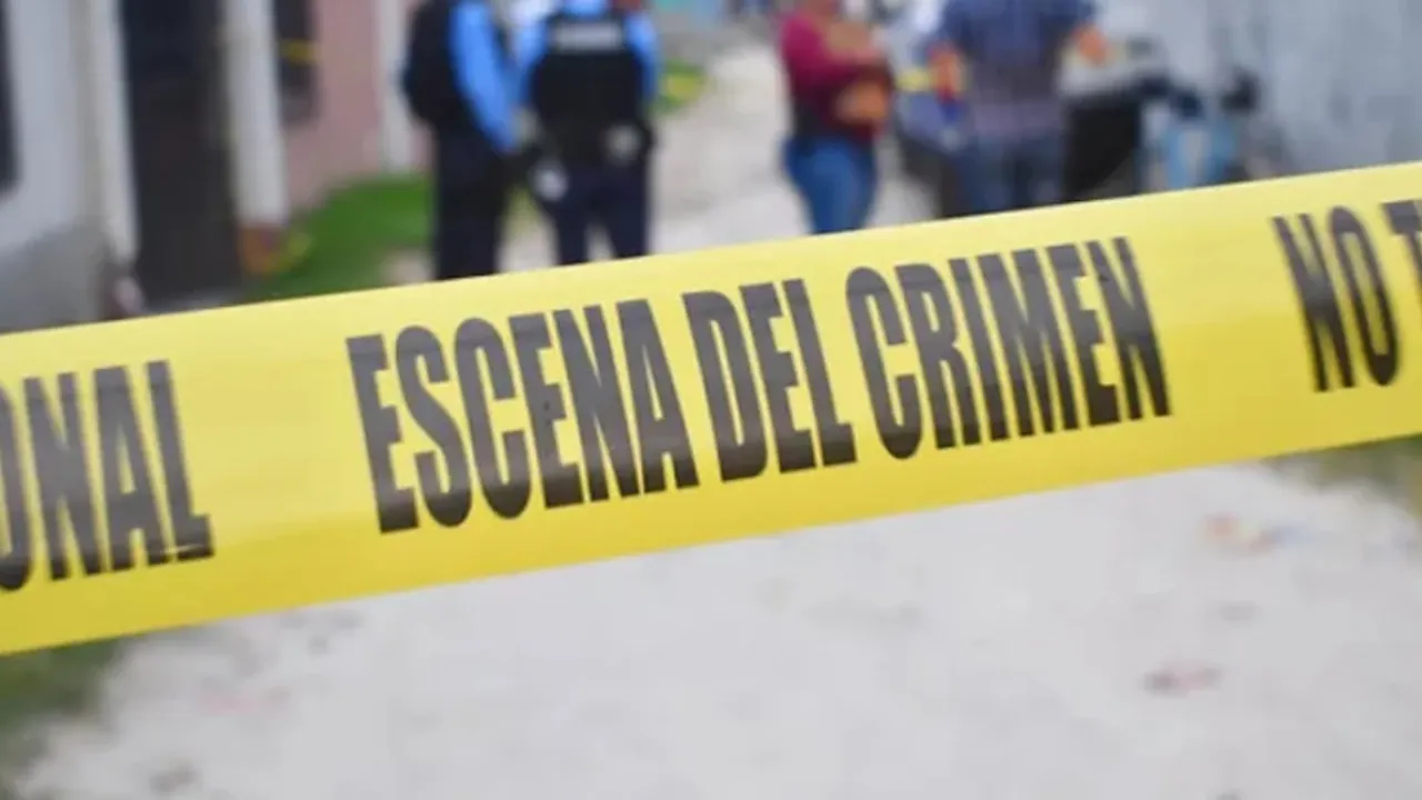 Cinta policial amarilla con la inscripción Escena del crimen y personas desenfocadas al fondo.