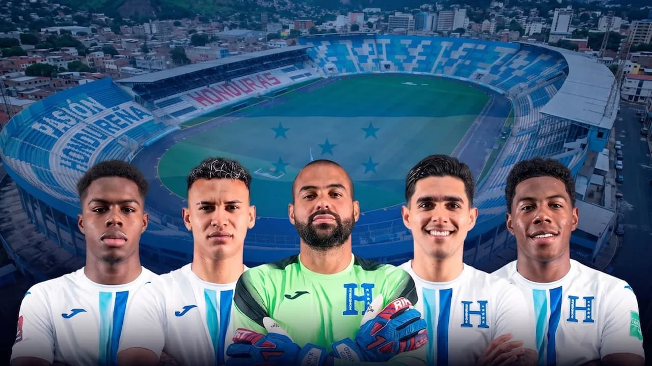 Cinco futbolistas con la camiseta de la selección hondureña frente a una vista panorámica de las gradas de un estadio.